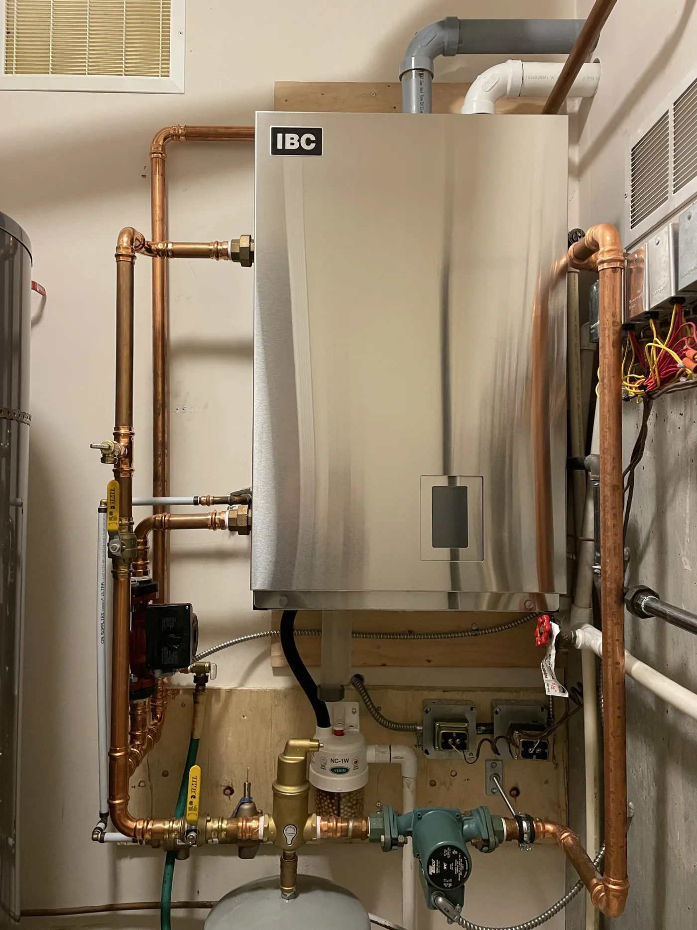 IBC wall-hung unit with clean copper supply lines
